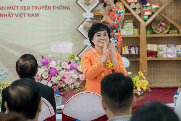 bao minh long trong to chuc le don nhan ky luc viet nam moi khang dinh vi the tien phong trong nganh banh mut keo truyen thong 20