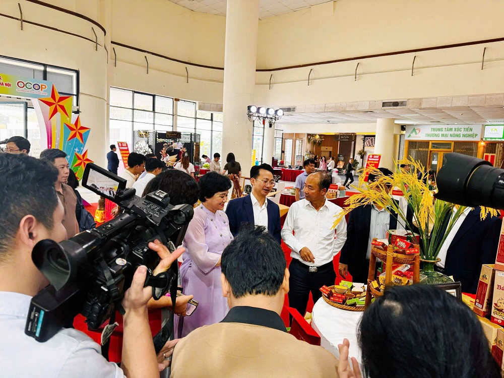 bao minh nhan chung nhan ocop 4 sao tiem nang 5 sao cho 6 san pham z6507356521358 364aa5f6d855ccd731d086255f25915a