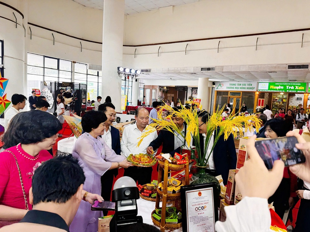 bao minh nhan chung nhan ocop 4 sao tiem nang 5 sao cho 6 san pham z6507357360057 4f377c5550bc9d0cd216cb6eaa5bc7b1