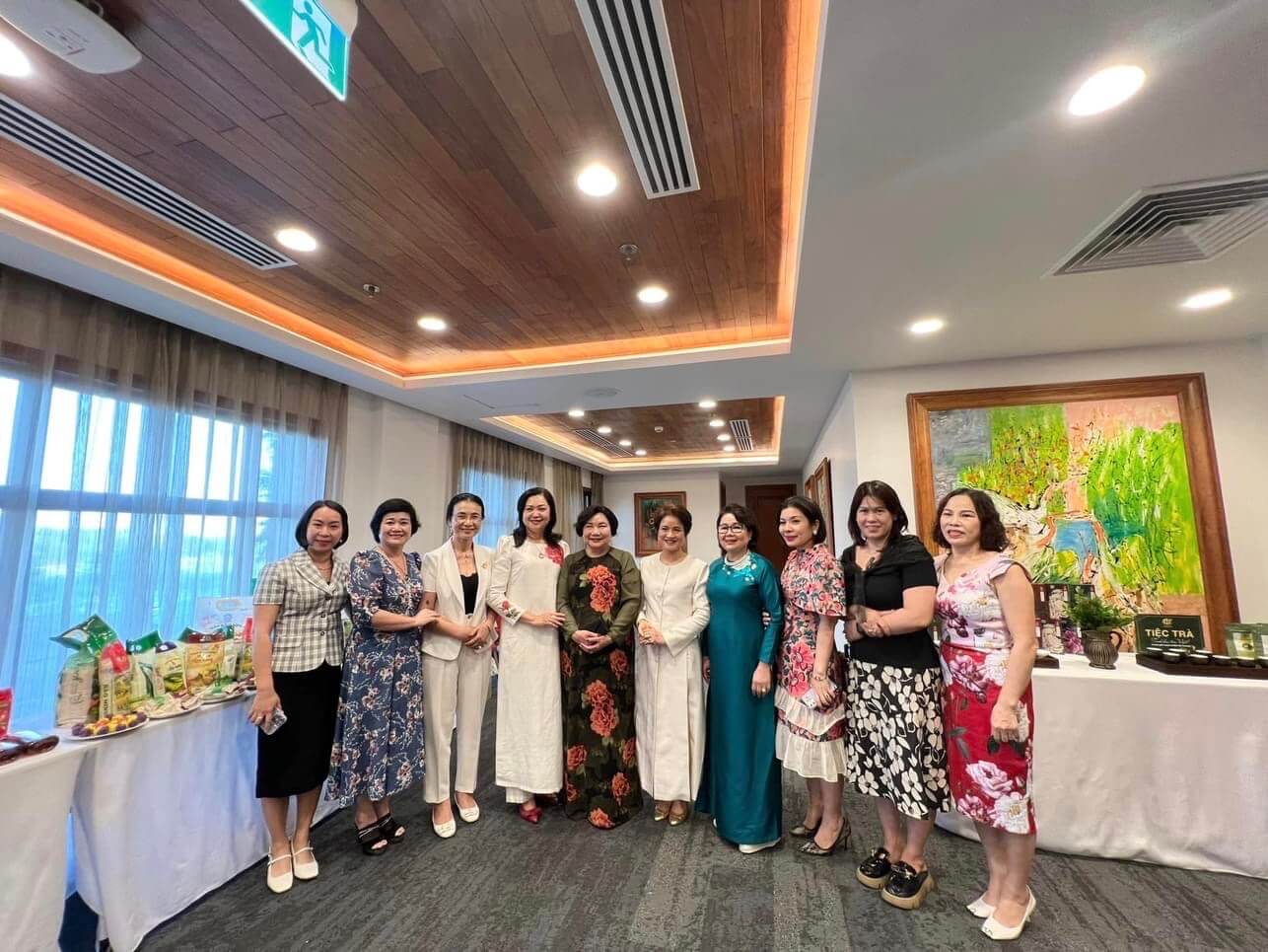 Tổng Giám đốc Ngô Thị Tính chụp ảnh kỉ niệm cùng các đại biểu