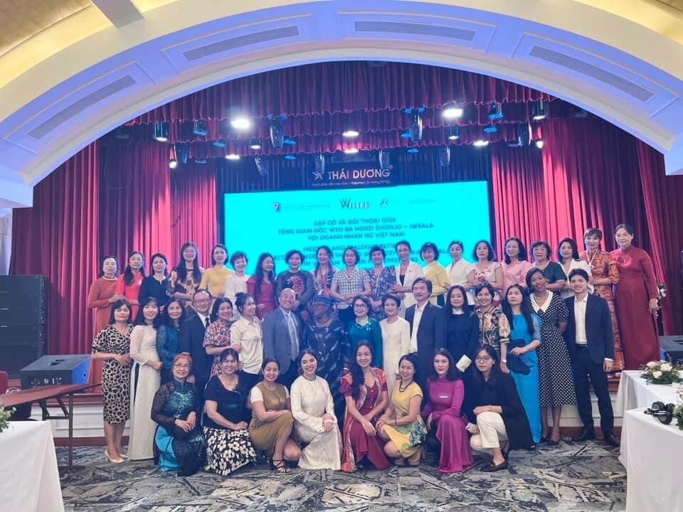 Bà Ngozi Okonjo Iweala chụp ảnh cùng các đại biểu tham dự