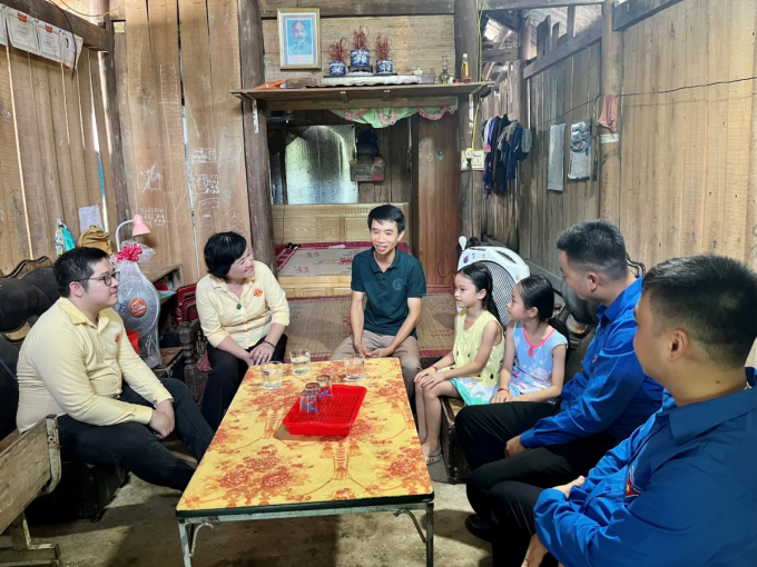 Đại diện Bảo Minh tới thăm hỏi, động viên gia đình có hoàn cảnh khó khăn tại địa phương. Ảnh: Huyền Chi