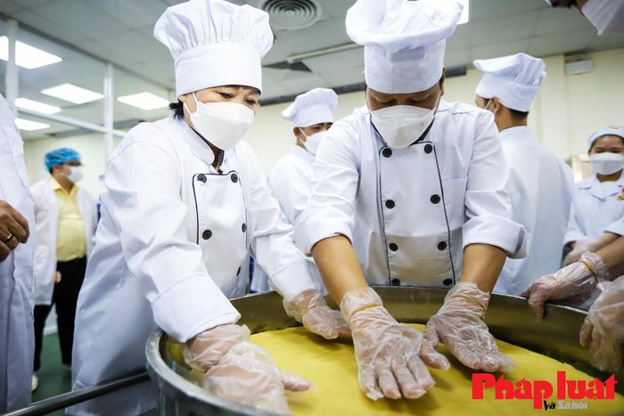 Nghệ nhân Ngô Thị Tính (Tổng giám đốc Công ty cổ phần bánh kẹo Bảo Minh - đơn vị thực hiện cặp bánh cưới lớn nhất Việt Nam) chia sẻ: "Xuất phát từ tình yêu với ẩm thực nói chung và với bánh kẹo truyền thống của dân tộc nói riêng, chúng tôi đã cùng chung tay để làm nên cặp bánh này như là một biểu tượng cho tinh hoa làng nghề truyền thống Việt Nam và là cầu nối hạnh phúc cho các cặp vợ chồng sẽ cùng xuất hiện trong đám cưới tập thể tổ chức ngày 15/10 tới đây".