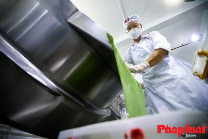 Cặp bánh được thực hiện theo từng công đoạn riêng biệt. Chỉ riêng việc nhào nhuyễn cốm cũng được kiểm tra nghiêm ngặt, được thực hiện bởi máy móc hiện đại.