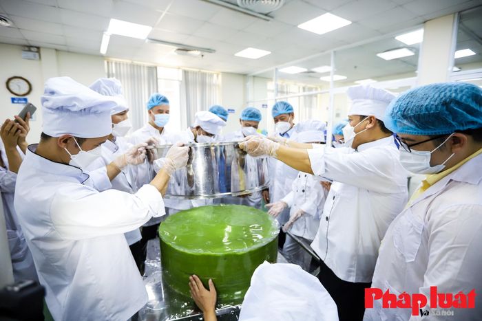 Theo nghệ nhân Ngô Thị Tính, bánh Cốm - Phu thê từ lâu vốn đã là một lễ vật không thể thiếu đối với các lễ cưới truyền thống của Việt Nam. Sắp tới đây, cặp bánh kỷ lục này sẽ được 15 cặp vợ chồng trực tiếp dâng lên tiên tổ. Nghệ nhân Ngô Thị Tính cũng hi vọng truyền tới thế hệ trẻ thông điệp về trân trọng, tôn vinh những giá trị truyền thống của dân tộc.