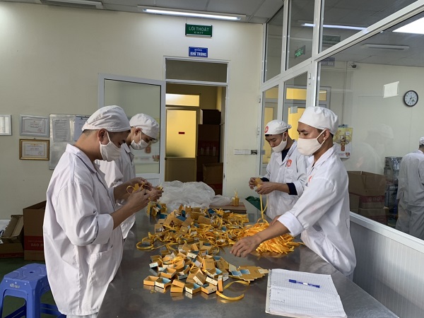 Công đoạn chuẩn bị bao bì cho sản phẩm 