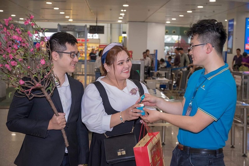 p21banh com phu dua bao minh tu hao lam nguoi ban dong hanh cung sen vang vietnam airlines 4 2