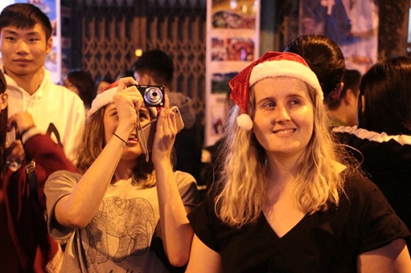 p39giang sinh tai ha noi co gi thu vi voi du khach nuoc ngoai 1