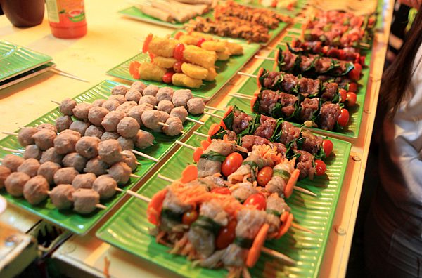 p39giang sinh tai ha noi co gi thu vi voi du khach nuoc ngoai 9