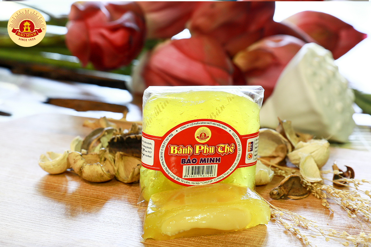 Thay vì dùng lá dừa làm hộp bánh như trước kia, người ta thay bằng giấy bóng kính, buộc bánh bằng ruy-băng màu