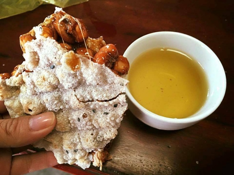 Một ấm trà nóng, một đĩa kẹo càng làm cho sắc vị hài hòa thỏa mãn giác quan.