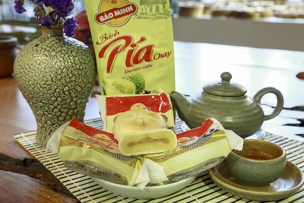 ăn bánh pía uống kèm trà xanh