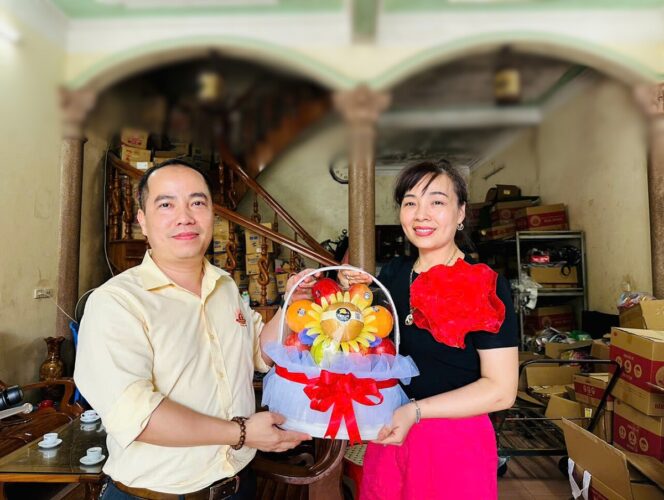 sang bung tam guong nguoi bao minh vuot qua bao lu ho tro npp thai nguyen