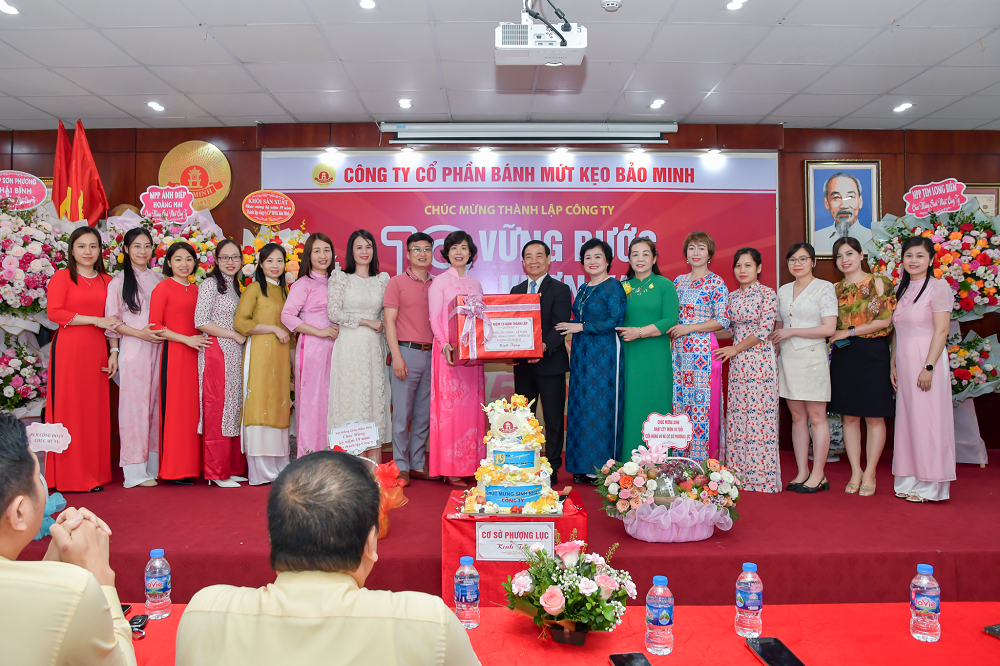 sinh nhat 19 tuoi niem vui som tai chi nhanh phia nam banh keo bao minh mkt 6927