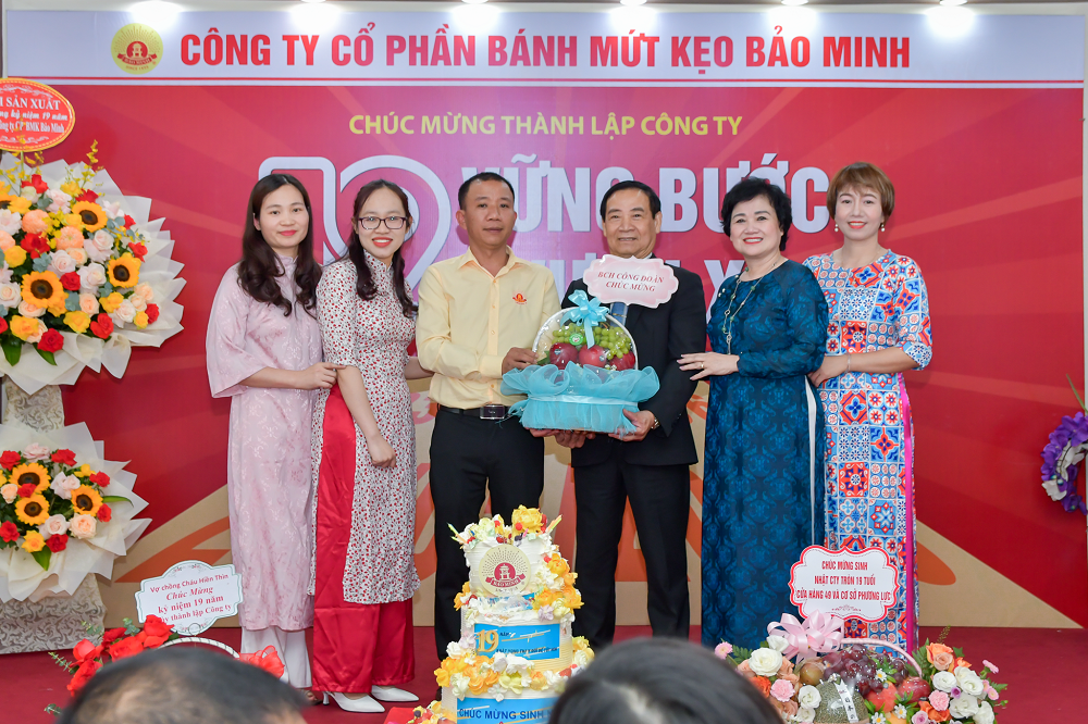 sinh nhat 19 tuoi niem vui som tai chi nhanh phia nam banh keo bao minh mkt 6931