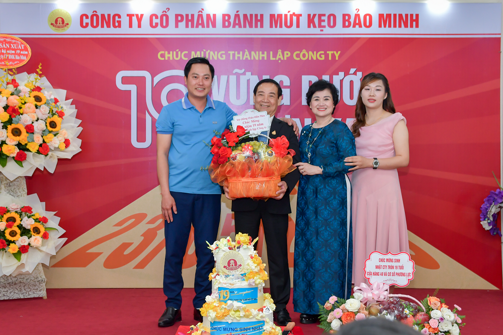 sinh nhat 19 tuoi niem vui som tai chi nhanh phia nam banh keo bao minh mkt 6934
