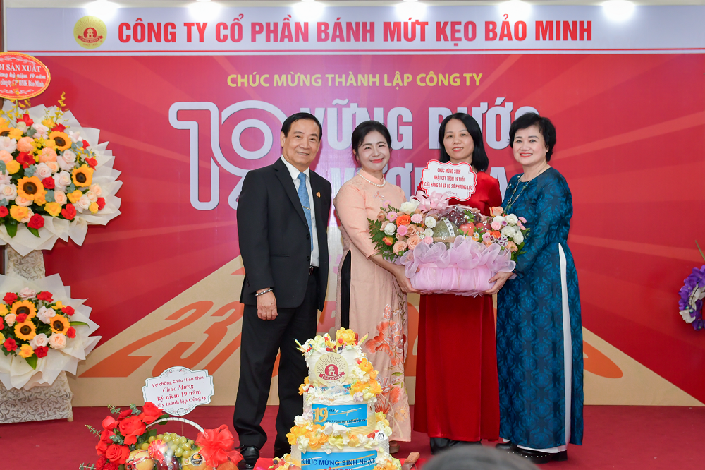 sinh nhat 19 tuoi niem vui som tai chi nhanh phia nam banh keo bao minh mkt 6939