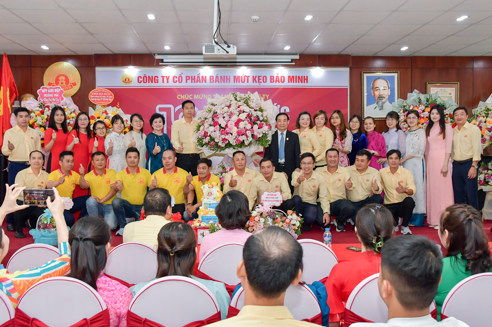 sinh nhat 19 tuoi niem vui som tai chi nhanh phia nam banh keo bao minh mkt 6943