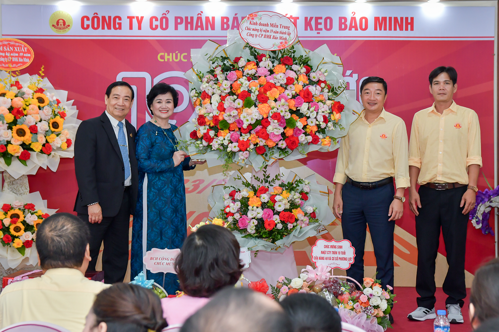 sinh nhat 19 tuoi niem vui som tai chi nhanh phia nam banh keo bao minh mkt 6956