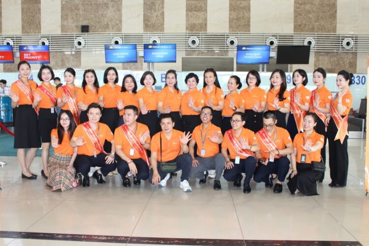 tgd cong ty cp banh mut keo bao minh ngo thi tinh dong hanh cung su kien to cam bau troi vi binh dang gioi thanh vien ban to chuc chuan bi cho chuyen bay to cam bau troi