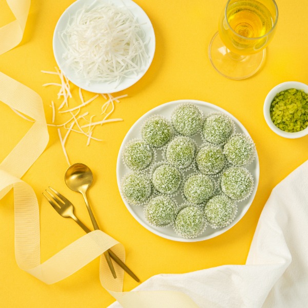 Bánh Cốm truyền thống được lăn qua một lớp dừa vô cùng hấp dẫn