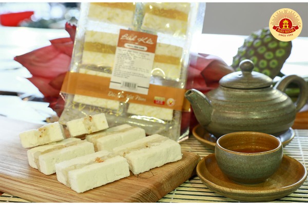 Bánh Khảo của người Tày thường làm nhân bằng đậu xanh, lạc giã nhỏ và thịt mỡ thái mỏng